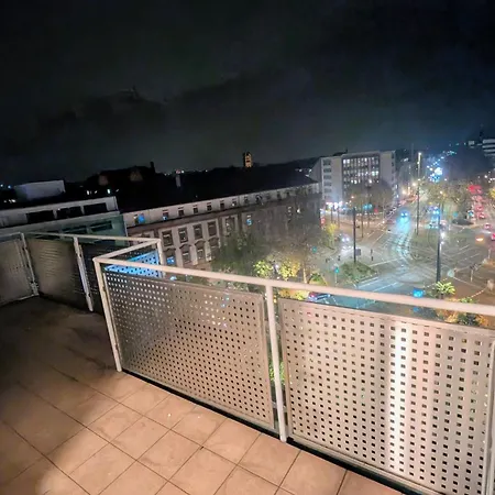 Kleines Zentrales Gaestezimmer Mit Balkon & Blick Ueber Skyline * Dusseldorf