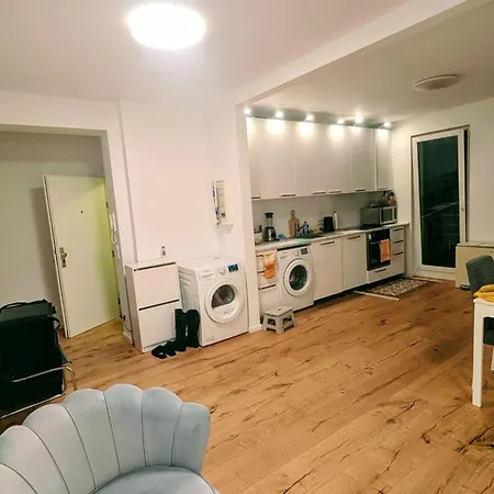 Kleines Zentrales Gaestezimmer Mit Balkon & Blick Ueber Skyline Homestay Dusseldorf