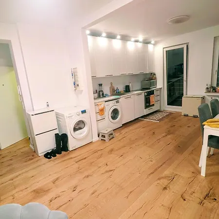 Kleines Zentrales Gaestezimmer Mit Balkon & Blick Ueber Skyline