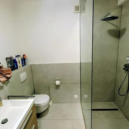 Kleines Zentrales Gaestezimmer Mit Balkon & Blick Ueber Skyline Homestay szállás *